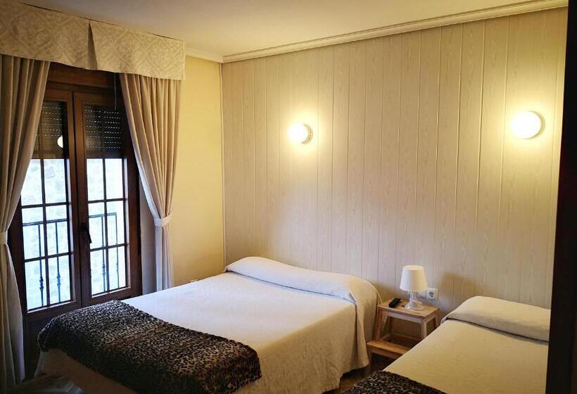 غرفة قياسية ثلاثية, Hostal Alcántara