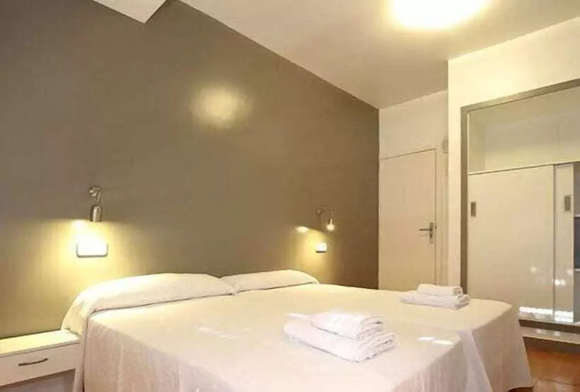 اتاق استاندارد با سرویس بهداشتی مشترک, Hostal Ripoll Ibiza