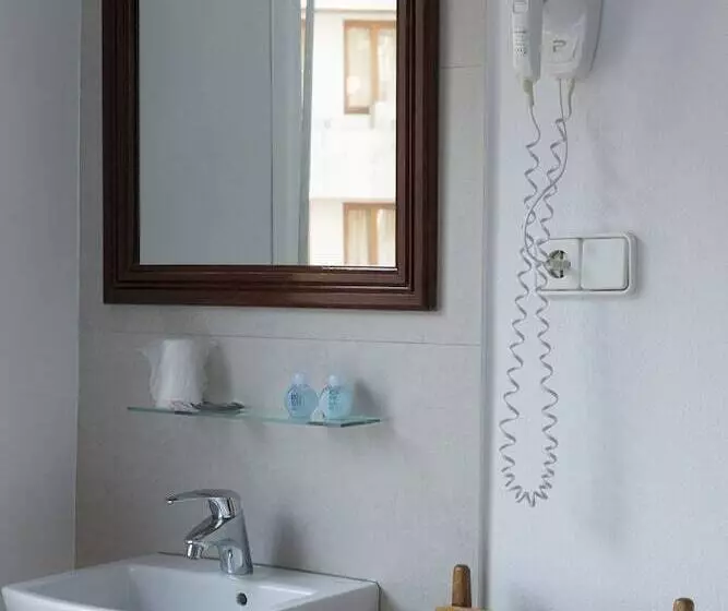 اتاق استاندارد سه تخته با سرویس بهداشتی مشترک, Hostal Ripoll Ibiza