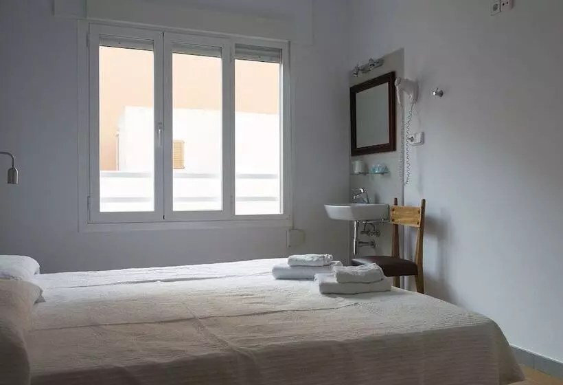 اتاق استاندارد با سرویس بهداشتی مشترک, Hostal Ripoll Ibiza