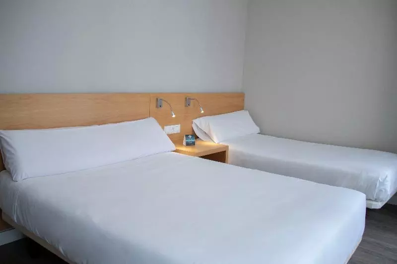 اتاق استاندارد سه نفره, Alda Alborán Rooms