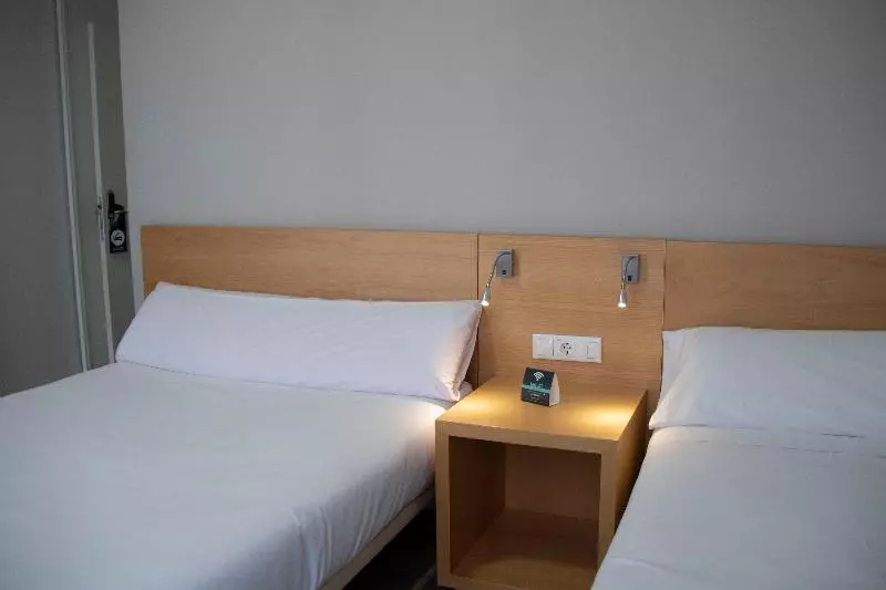 اتاق استاندارد سه نفره, Alda Alborán Rooms