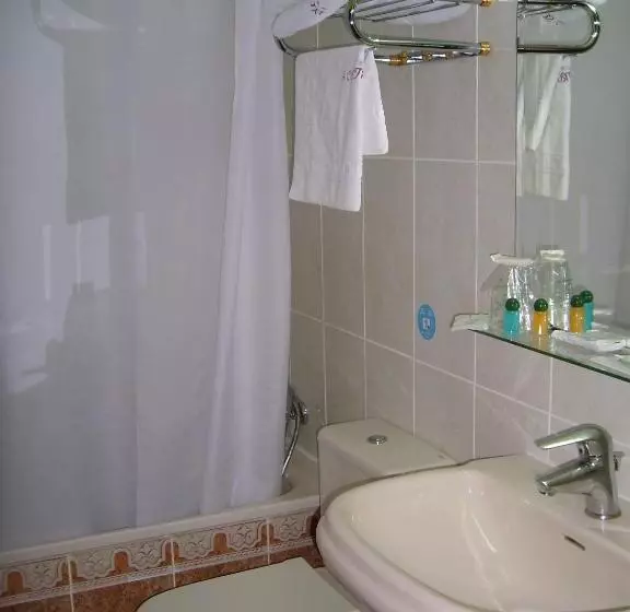 اتاق استاندارد سه نفره, Hostal Centro Sol Madrid