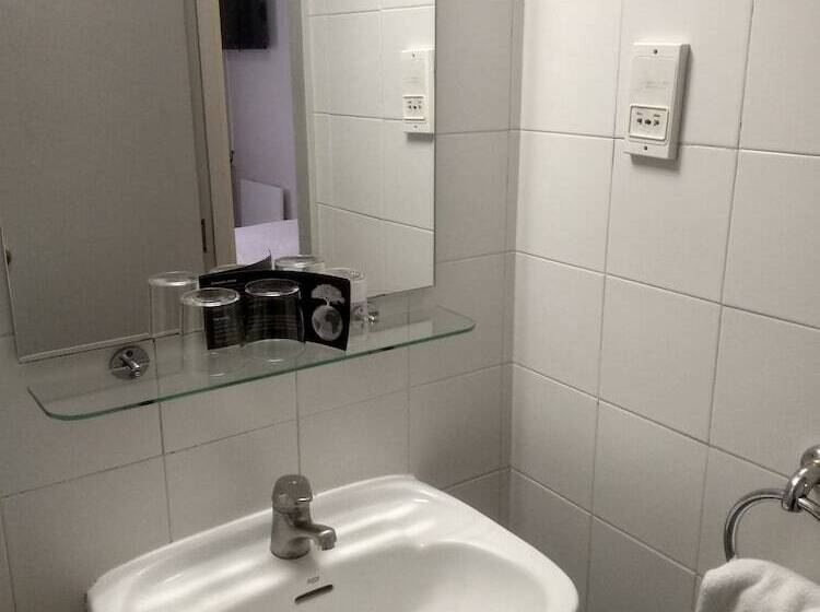 Номер Стандарт Трехместный, Hostal Lami
