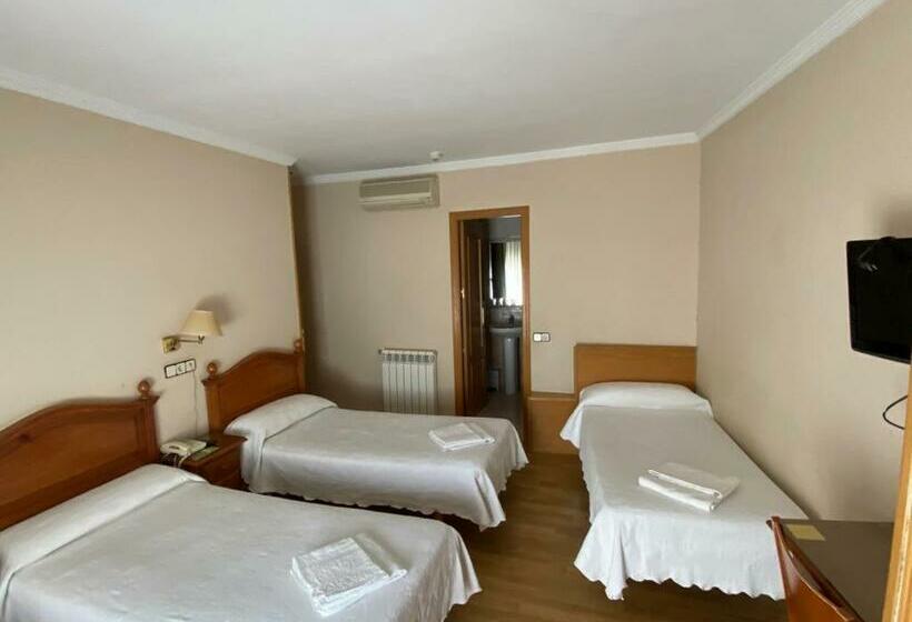 Camera Tripla Standard, Hostal Guerra