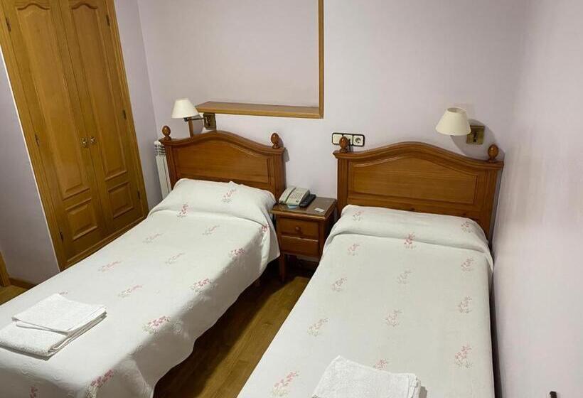 Camera Standard, Hostal Guerra