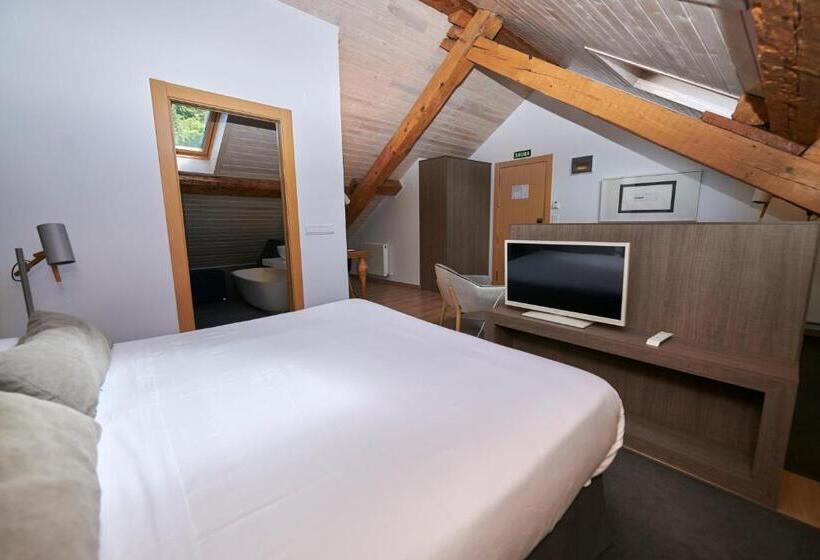 Люкс Повышенной Комфортности, Hostal Lola