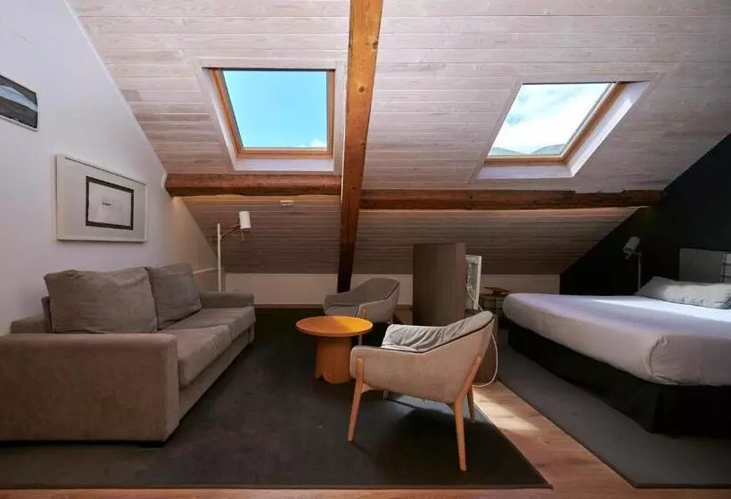 デラックススイート, Hostal Lola