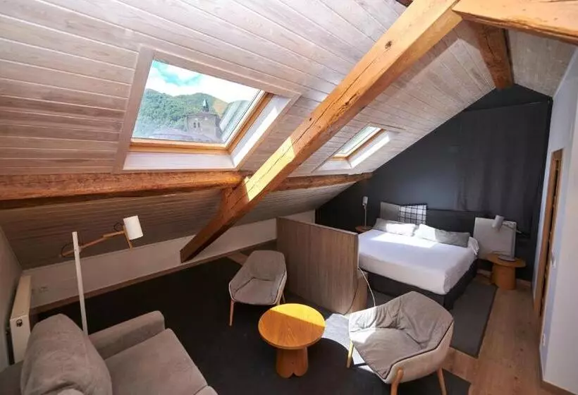 デラックススイート, Hostal Lola