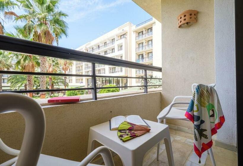 标准三人间, Estival Islantilla