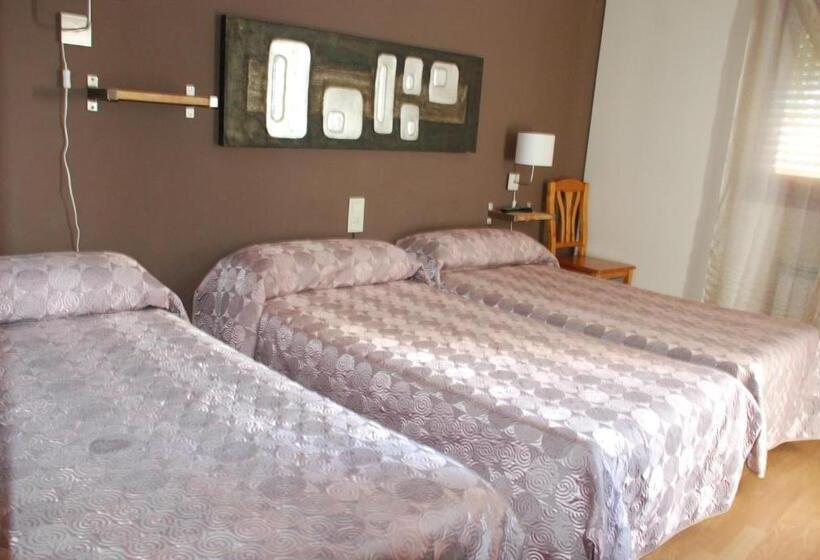 スタンダードトリプルルーム, Hostal Delgado