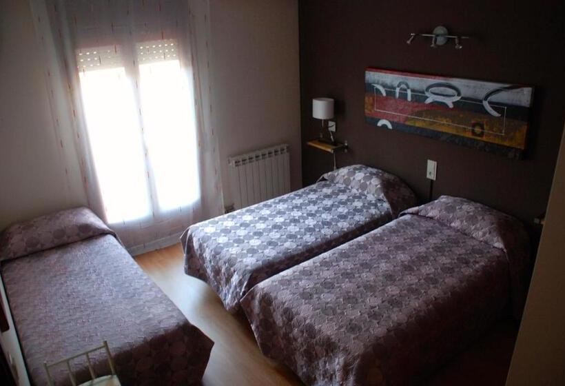 スタンダードトリプルルーム, Hostal Delgado