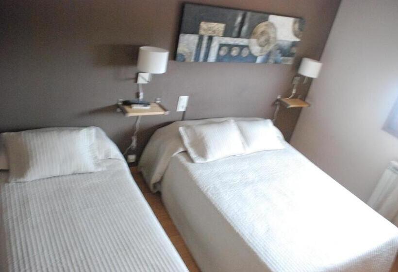 Номер Стандарт Трехместный, Hostal Delgado