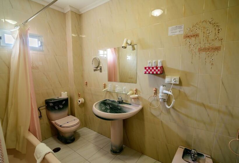 חדר משפחתי, Hostal La Torre Ii