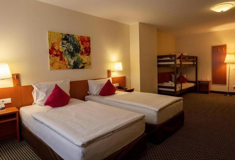 Четырехместный Номер Стандарт, Central Hotel Löwen