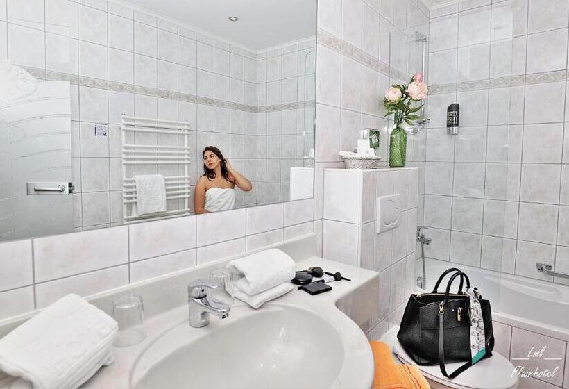 اتاق استاندارد با چشم‌انداز دریاچه, Flairhotel Am Wörthersee