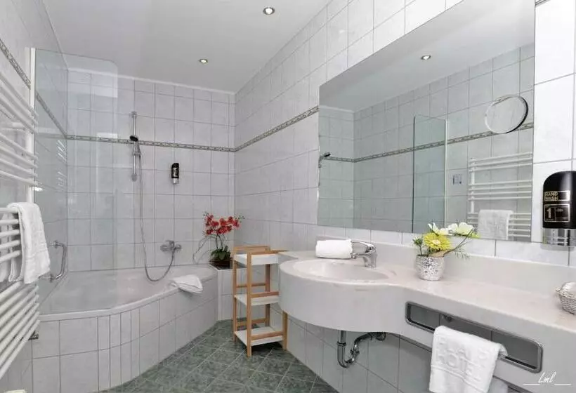 اتاق خانوادگی با چشم‌انداز باغ, Flairhotel Am Wörthersee