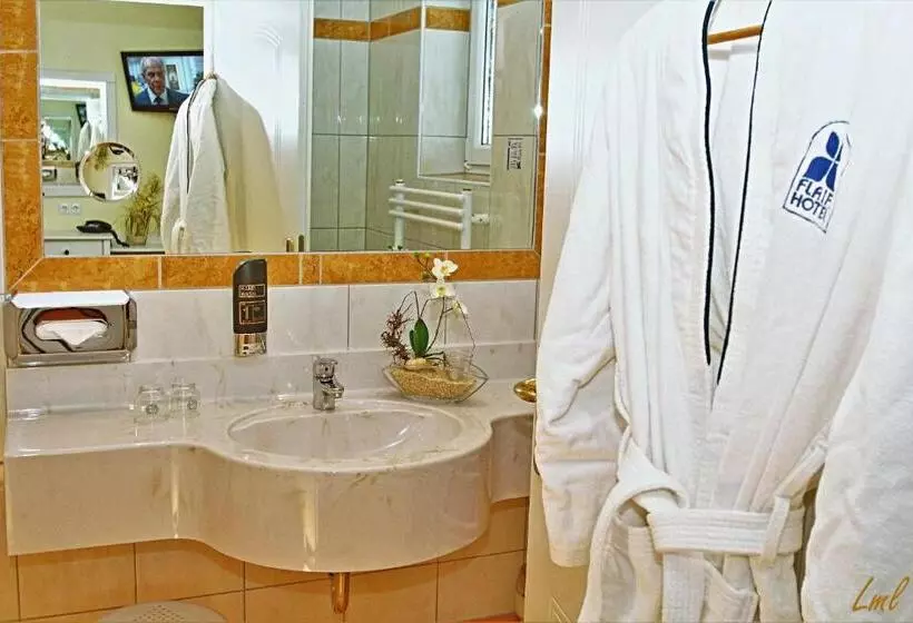 اتاق استاندارد با چشم‌انداز باغ, Flairhotel Am Wörthersee