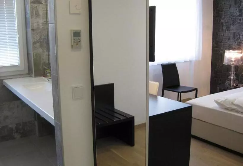 Comfort Room, City