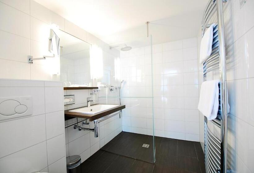 جناح جونيور, Germania