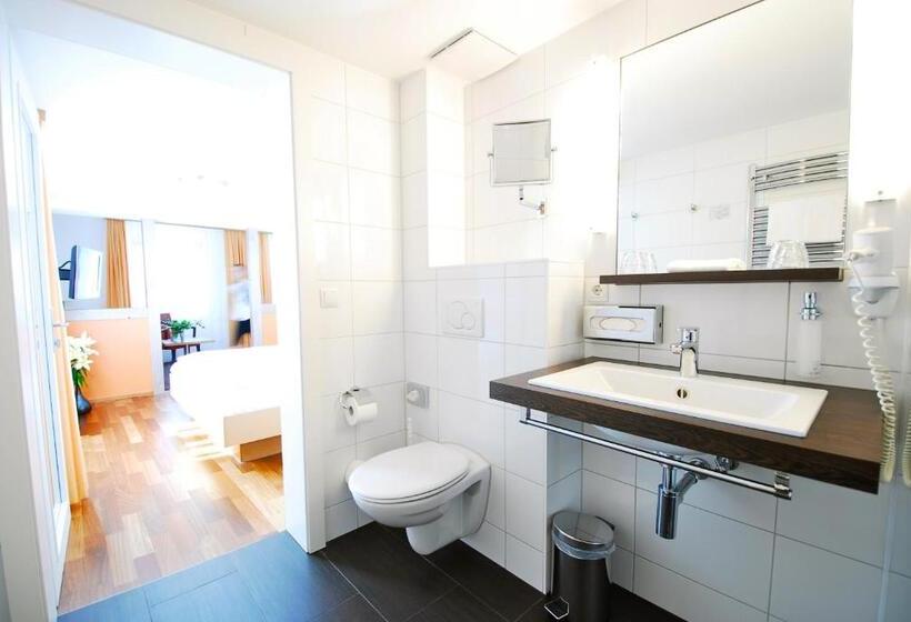 جناح جونيور, Germania