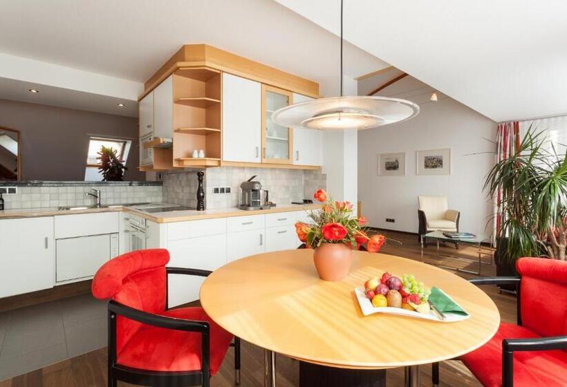 جناح ديلوكس, Germania