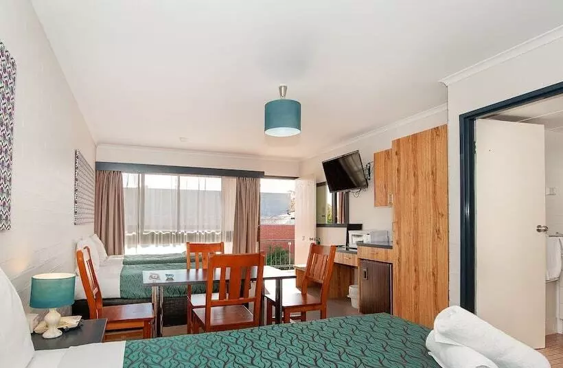اتاق خانوادگی, Winsor Park Motor Inn