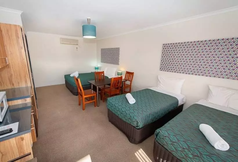 اتاق خانوادگی, Winsor Park Motor Inn