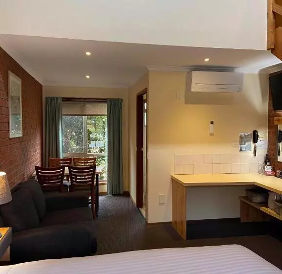 ویلای 2 خوابه, Aat 28 Goldsmith Motel