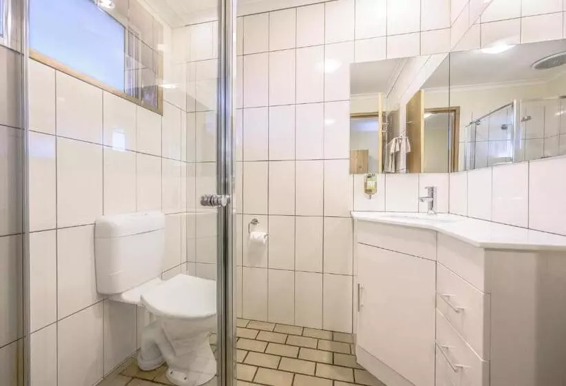 اتاق خانوادگی, Aat 28 Goldsmith Motel