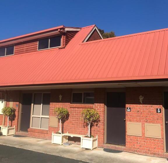 패밀리 룸, Aat 28 Goldsmith Motel