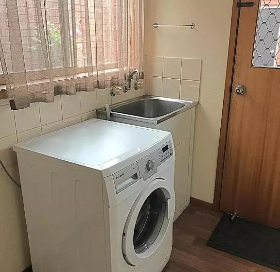 آپارتمان 3 خوابه, Aat 28 Goldsmith Motel