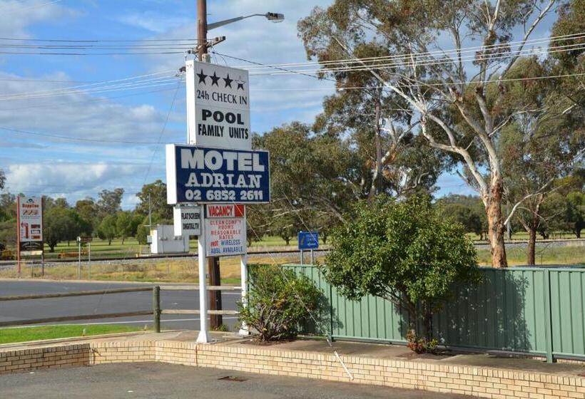 חדר בסיסי לשלושה, Adrian Motel