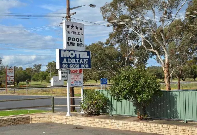 ベーシックトリプルルーム, Adrian Motel