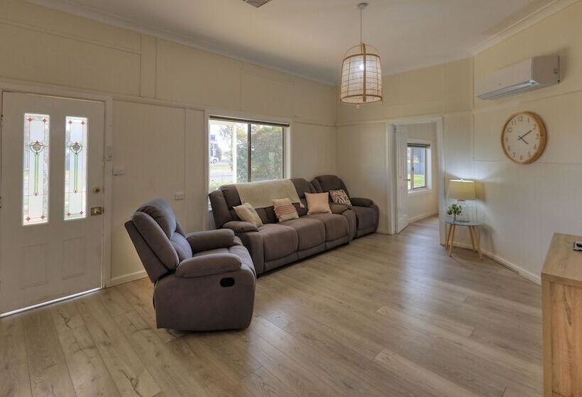 בית, 4 חדרי שינה, Castlereagh Lodge Motel