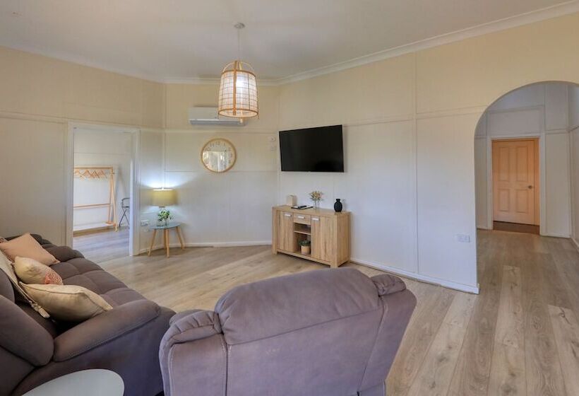 בית, 4 חדרי שינה, Castlereagh Lodge Motel