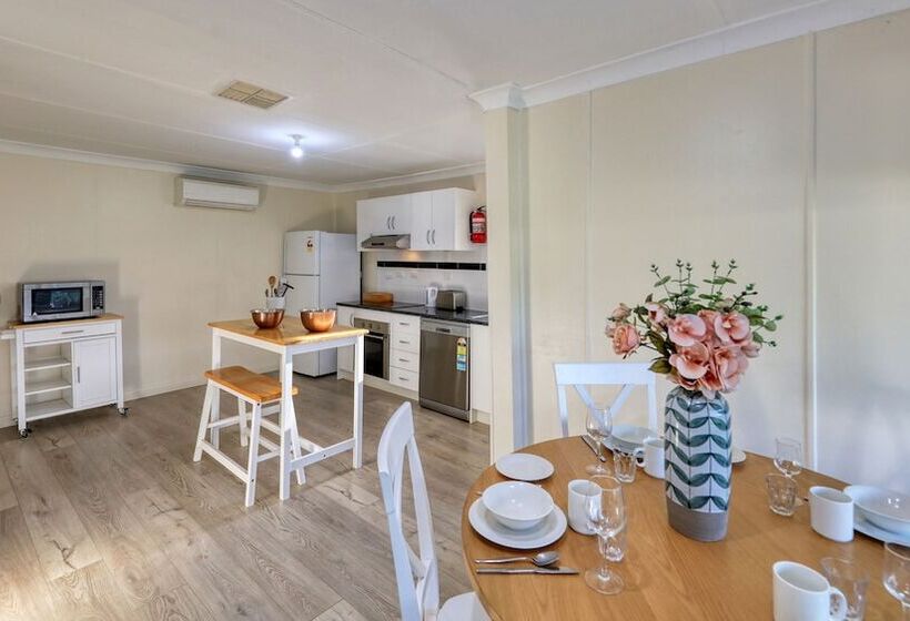 Дом 4 Спальни, Castlereagh Lodge Motel