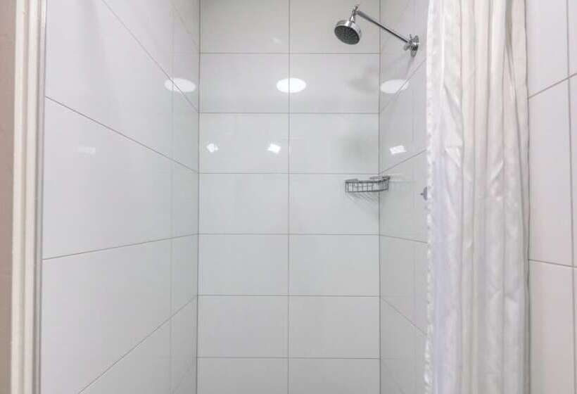 اتاق خانوادگی, Hilltop Motel