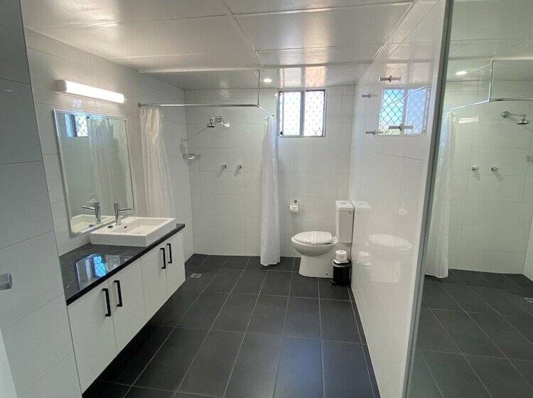 آپارتمان 2 خوابه, Hilltop Motel