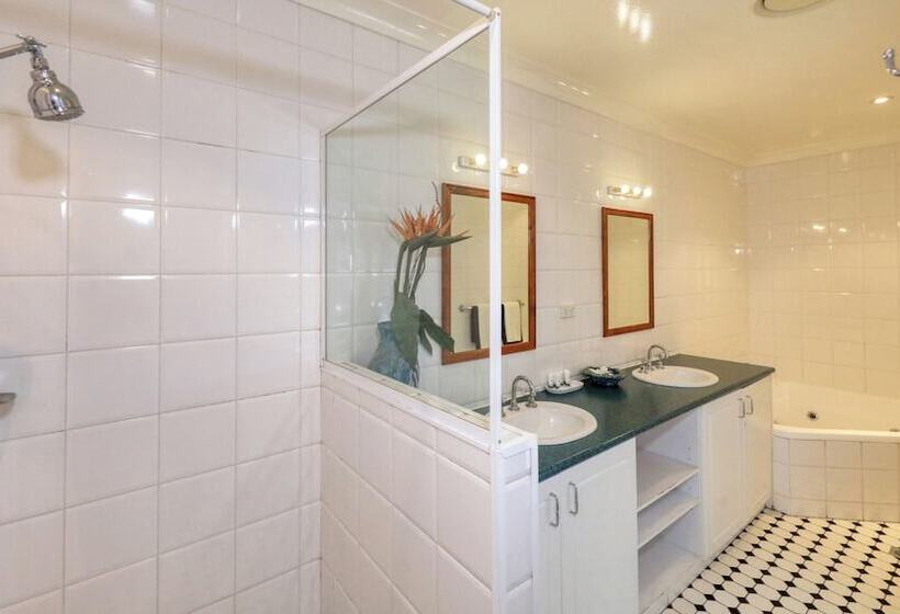 اتاق اجرایی, Hilltop Motel