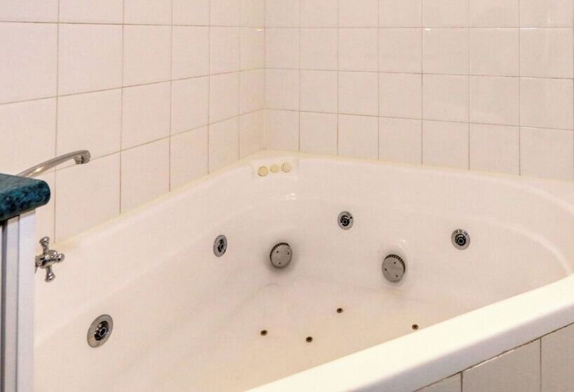 اتاق اجرایی, Hilltop Motel