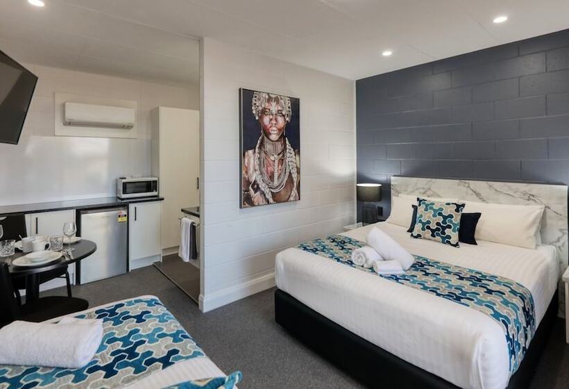 اتاق اجرایی, Hilltop Motel