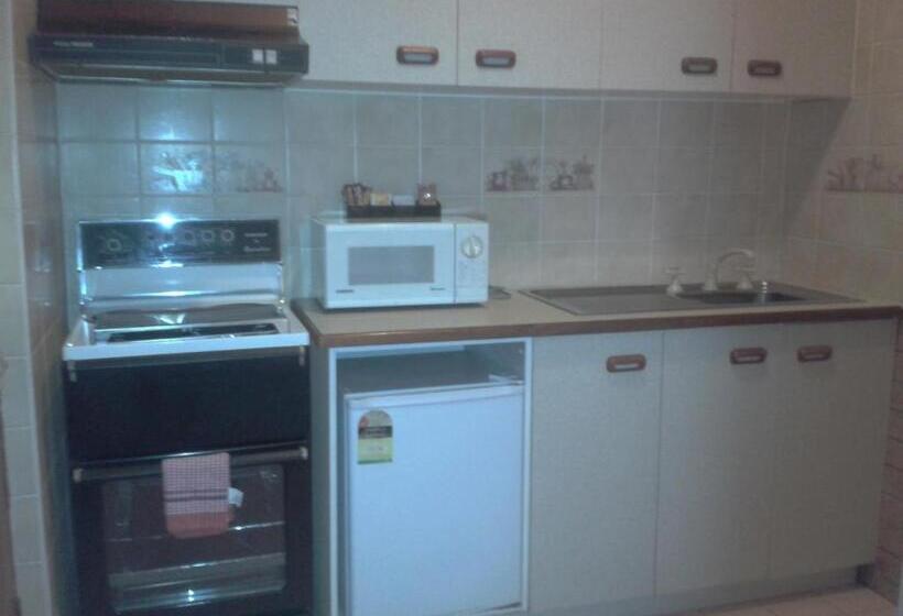 سوئیت با وان آب گرم, Elsinor Motor Lodge