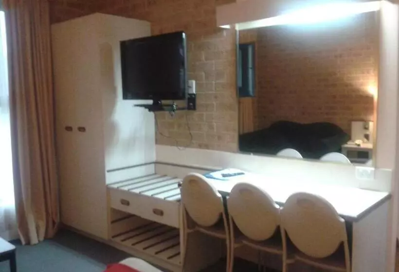 اتاق خانوادگی, Elsinor Motor Lodge