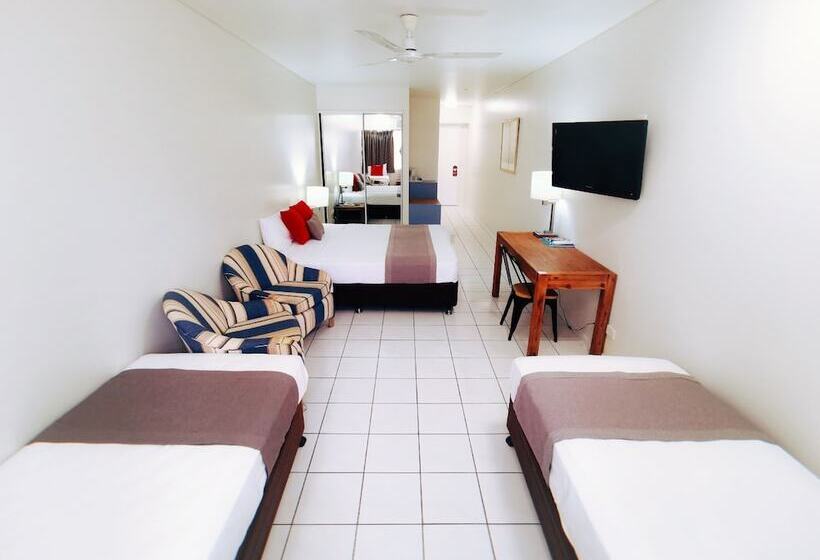 Четырехместный Номер Стандарт, Hides