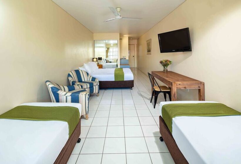 Четырехместный Номер Стандарт, Hides