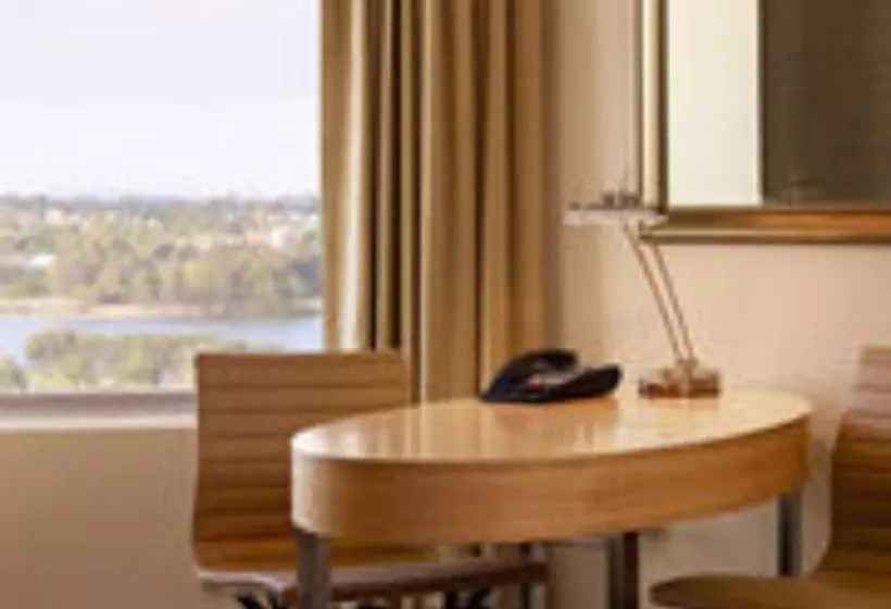 اتاق کلاب, Residence On Langley Park