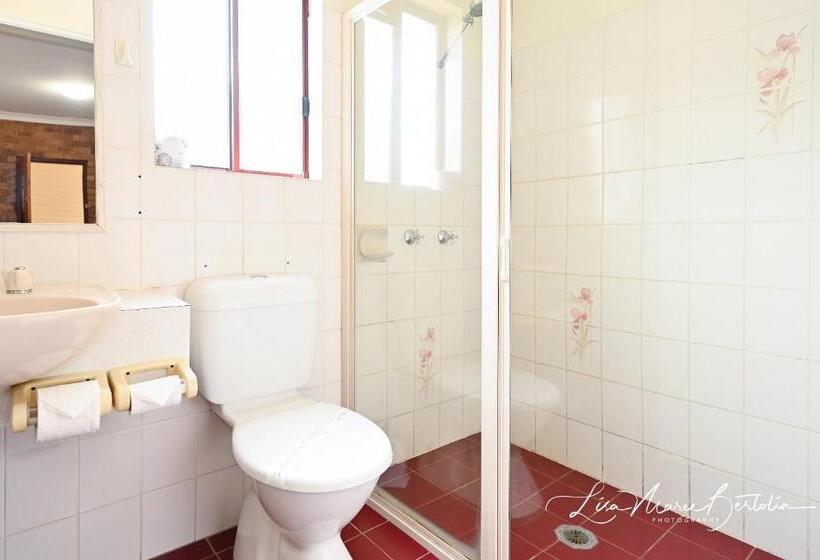 חדר משפחתי, Narrandera Club Motor Inn