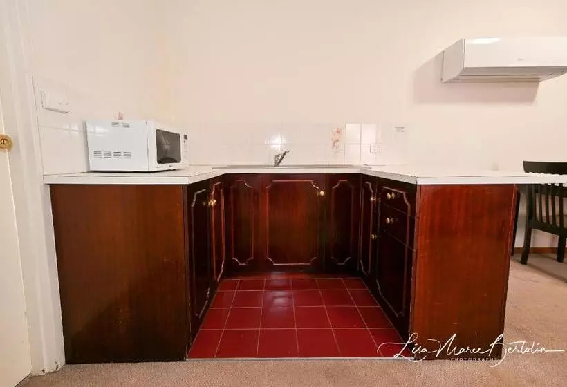 اتاق خانوادگی, Narrandera Club Motor Inn