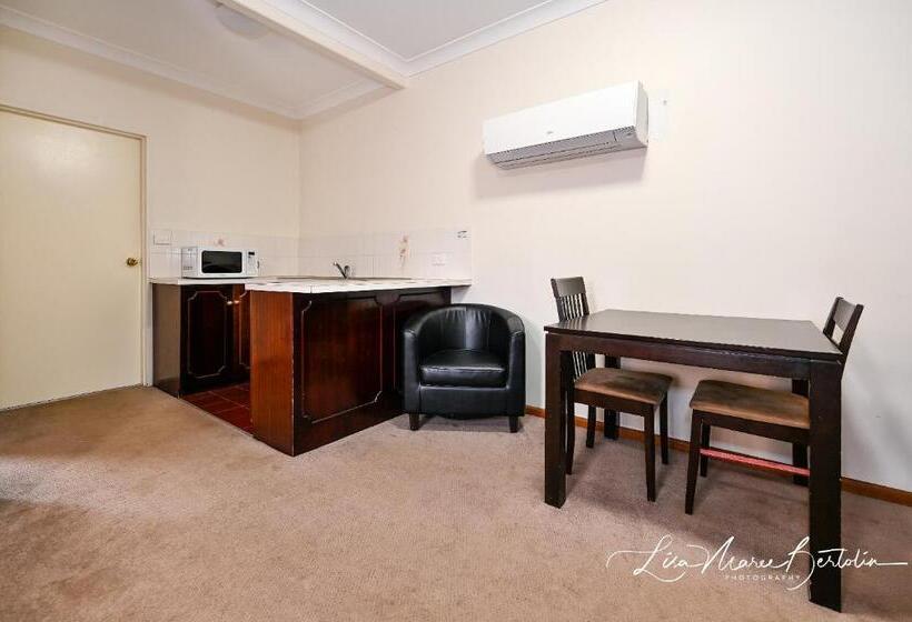 חדר משפחתי, Narrandera Club Motor Inn